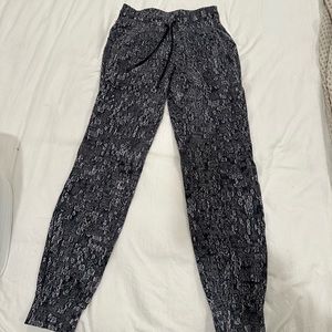 Lululemon joggers size 4
